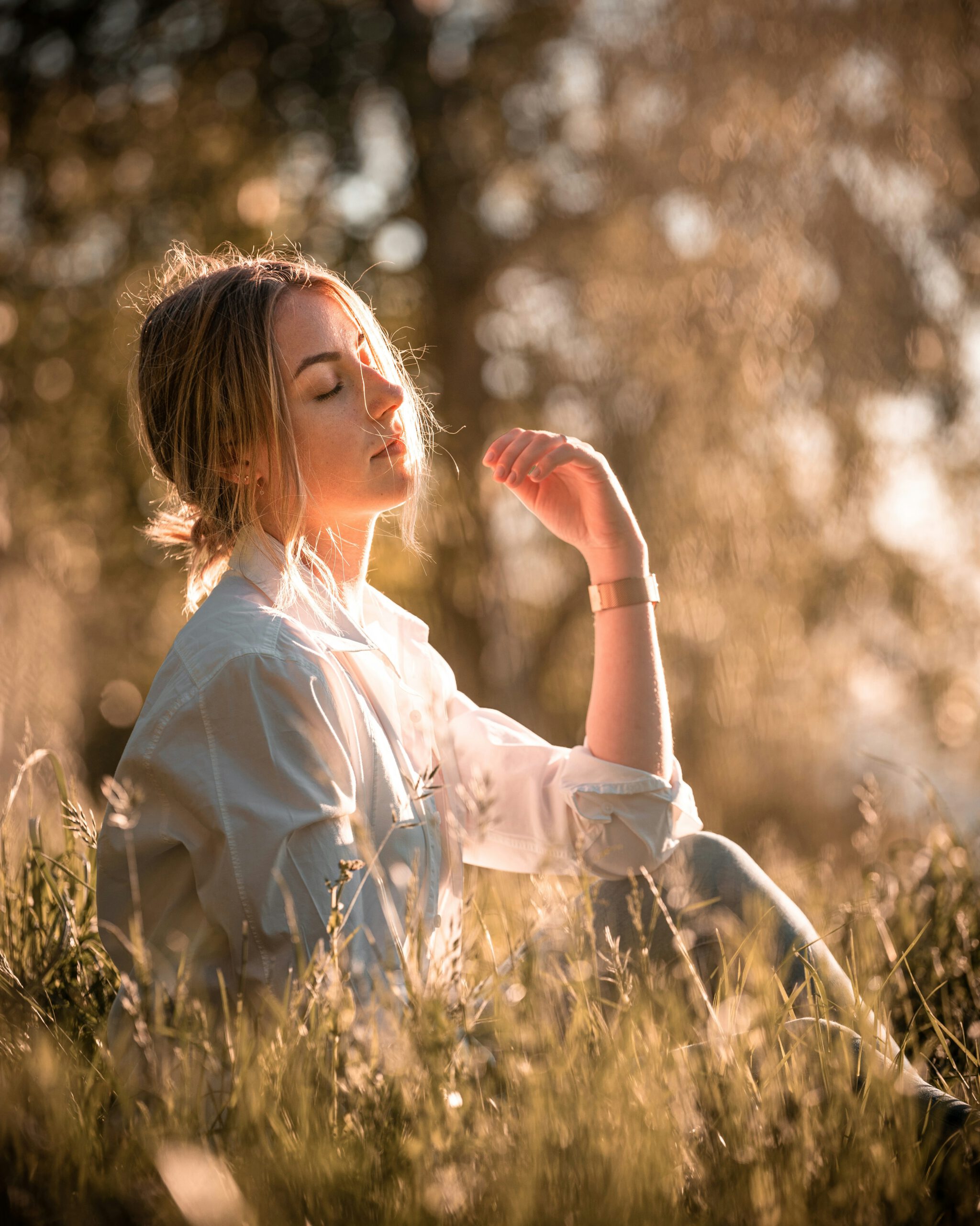 Frau tanzt nach dem Breathwork in der Abendsonne