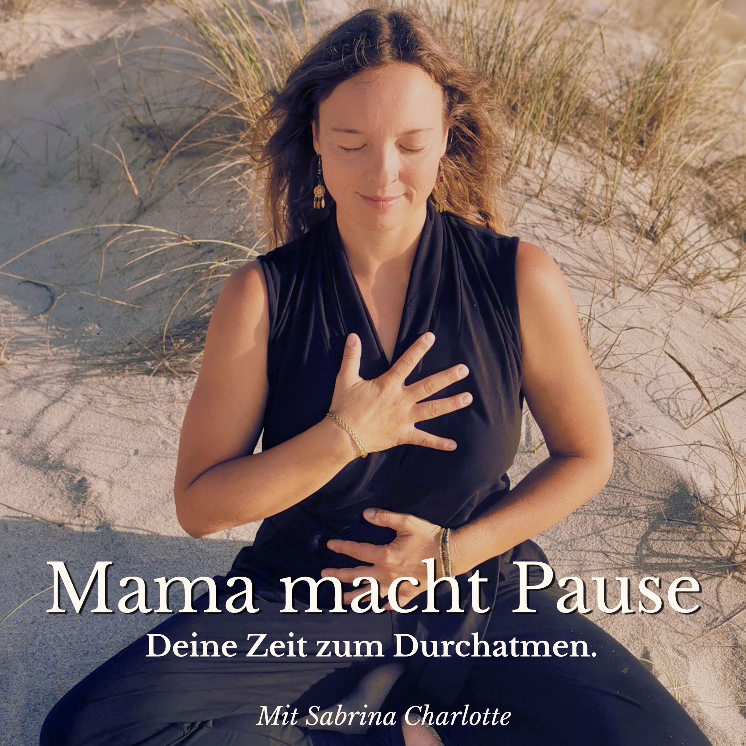 Frau macht sitzend Breathwork mit Händen vor Herz