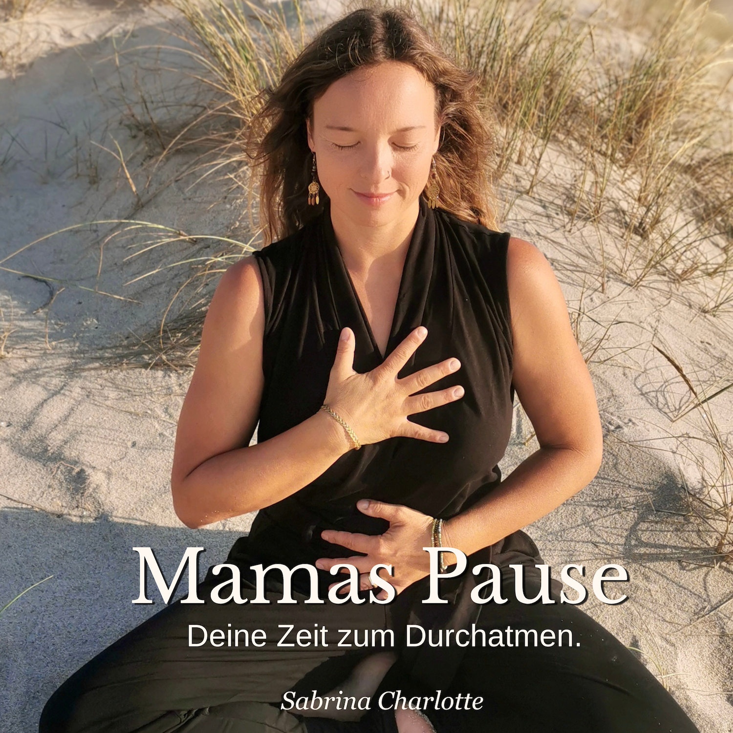 Frau macht sitzend Breathwork mit Händen vor Herz